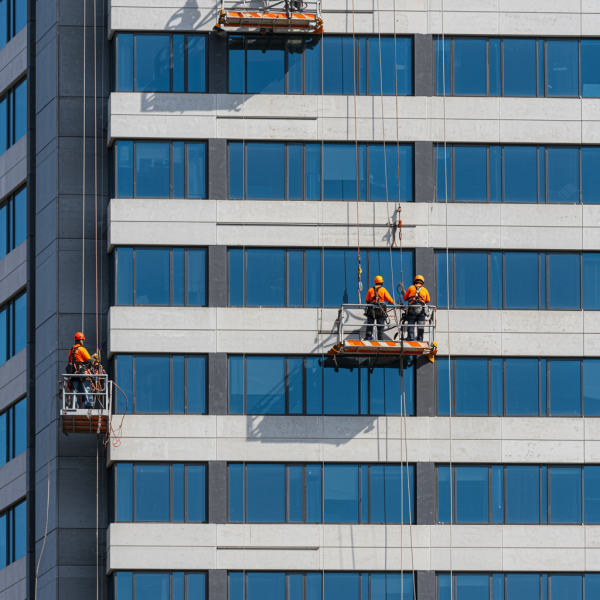 freepik__building-facade-maintenance-using-electric-suspend__34366